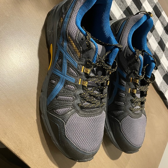 Men's Asics, Gel Venture 7 Trail Sneakers. Slightly used 3-4 times. - Picture 4 of 5
